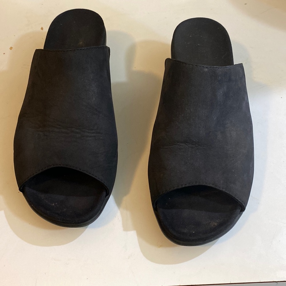 Mephisto like new sandals black suede 10M